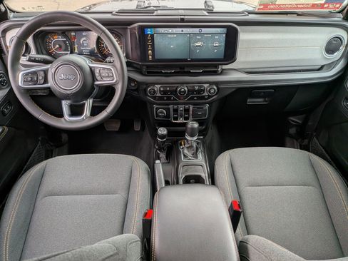 Used 2025 Jeep Wrangler Unlimited Sahara AWD/4WD image 26