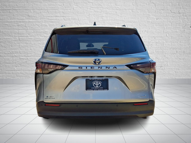 Certified 2025 Toyota Sienna XLE FWD image 5