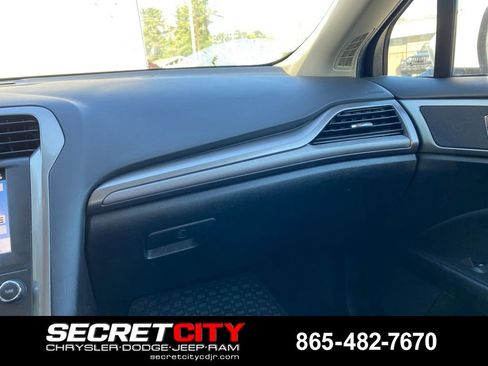 Used 2019 Ford Fusion SE FWD image 13