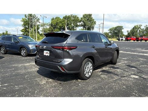 Certified 2024 Toyota Highlander Limited AWD/4WD image 9