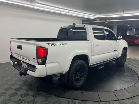 Used 2019 Toyota Tacoma TRD Sport w/ Technology Package image 4