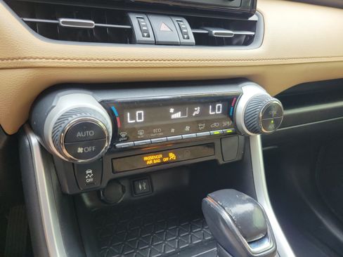 Used 2019 Toyota RAV4 XLE Premium FWD image 28