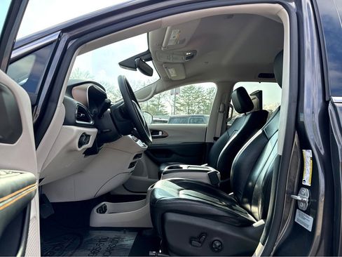 Used 2017 Chrysler Pacifica Touring-L Plus image 13