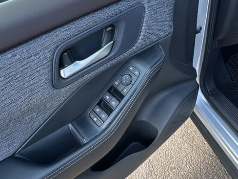 Used 2023 Nissan Rogue SV image 10