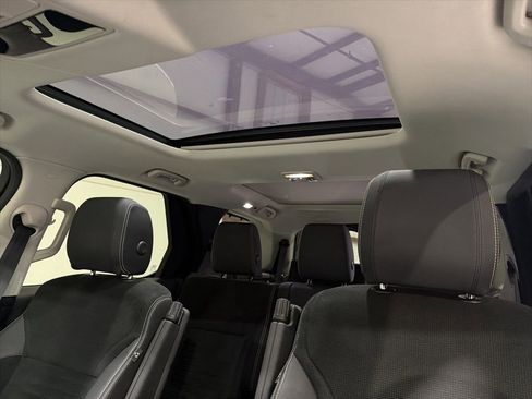 Used 2021 Land Rover Discovery S image 25