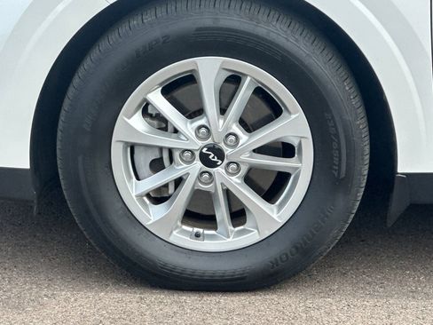 Used 2024 Kia Carnival LX image 25