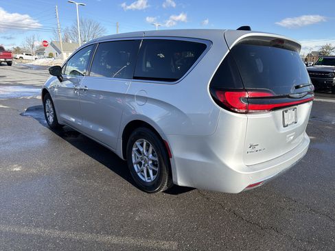 Used 2024 Chrysler Pacifica Touring-L image 8