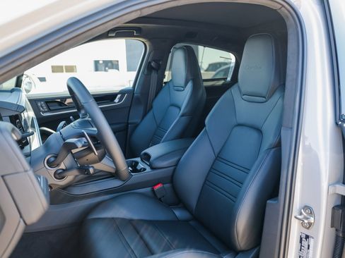 New 2025 Porsche Cayenne Turbo image 5