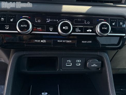 Used 2025 Honda Pilot Black Edition image 17
