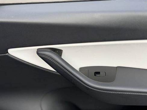 Used 2020 Tesla Model Y Long Range image 37