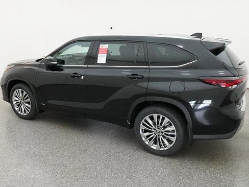 New 2026 Toyota Highlander Platinum AWD/4WD image 16