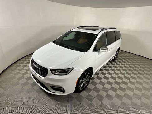 Used 2022 Chrysler Pacifica Pinnacle image 9