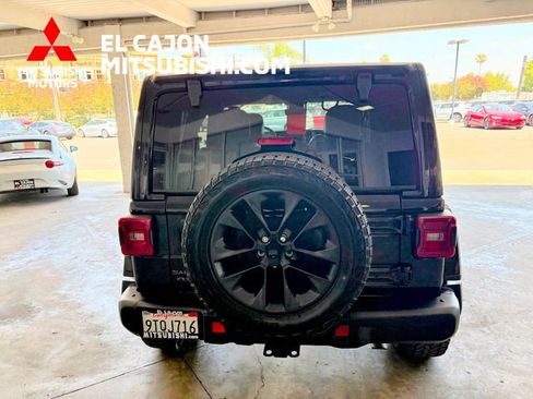 Used 2025 Jeep Wrangler Unlimited Sahara AWD/4WD image 5