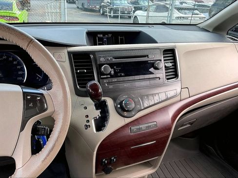 Used 2014 Toyota Sienna XLE FWD image 5