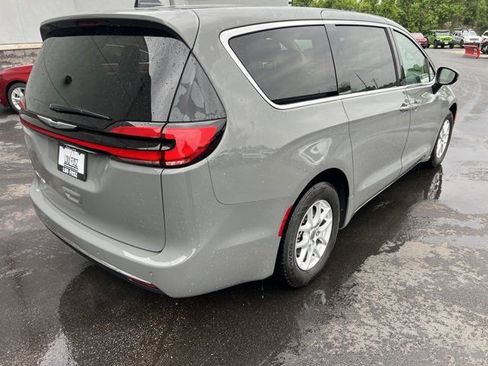 Used 2023 Chrysler Pacifica Touring-L FWD image 4