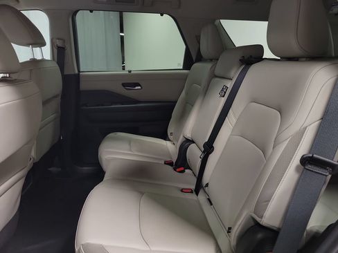Used 2024 Nissan Pathfinder SL w/ Black Appearance Package FWD image 30