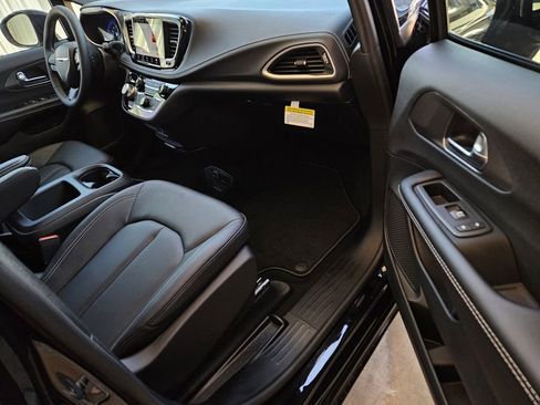 New 2026 Chrysler Pacifica Select image 7