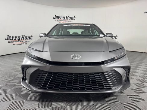 Used 2025 Toyota Camry SE FWD image 4