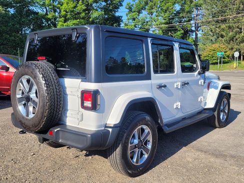 Used 2018 Jeep Wrangler Unlimited Sahara AWD/4WD image 8