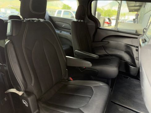 Used 2021 Chrysler Pacifica Touring w/ Uconnect Theater Family Group image 18