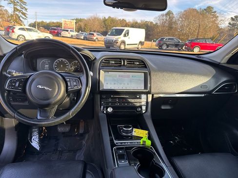 Used 2017 Jaguar F-PACE Prestige image 14