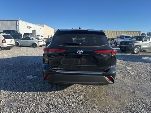 Used 2023 Toyota Highlander LE image 4