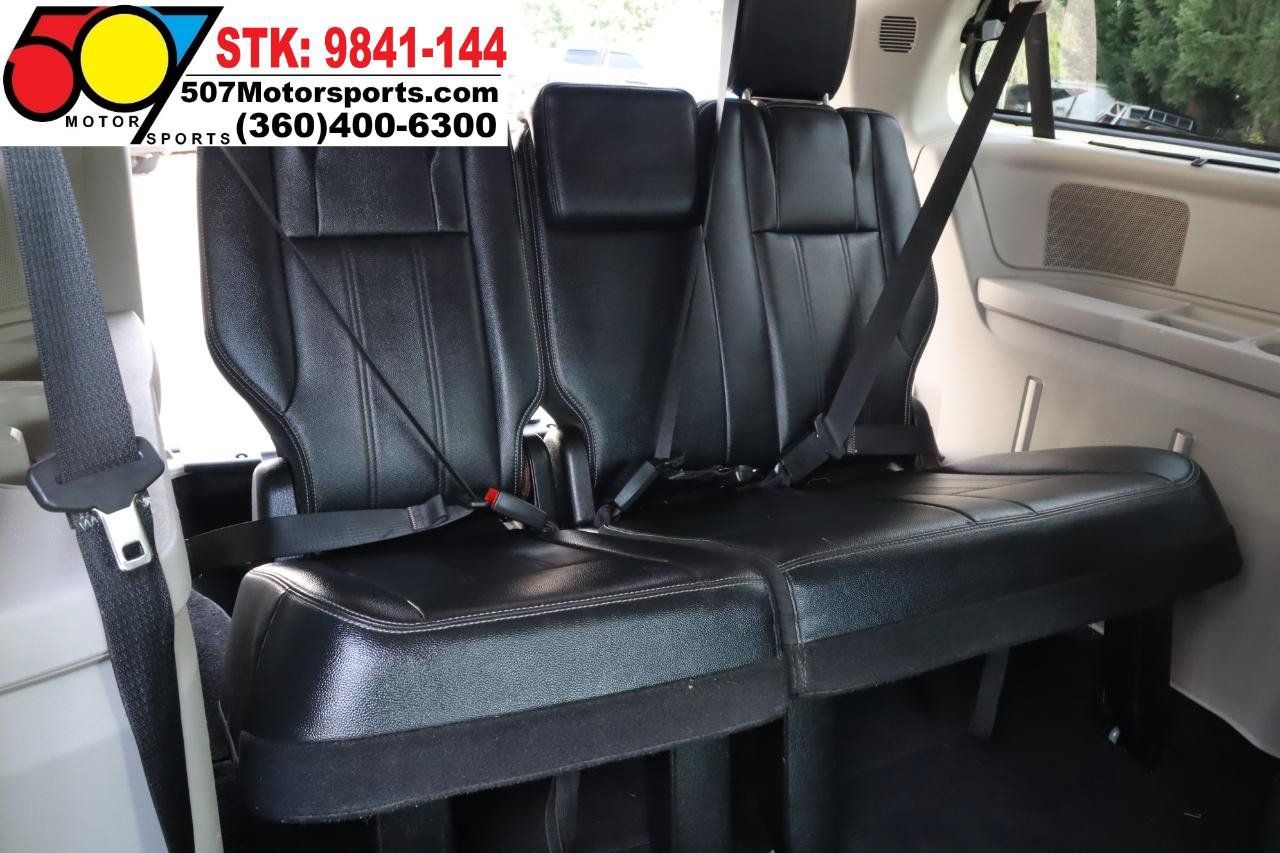 Used 2014 Chrysler Town & Country Touring-L FWD image 14