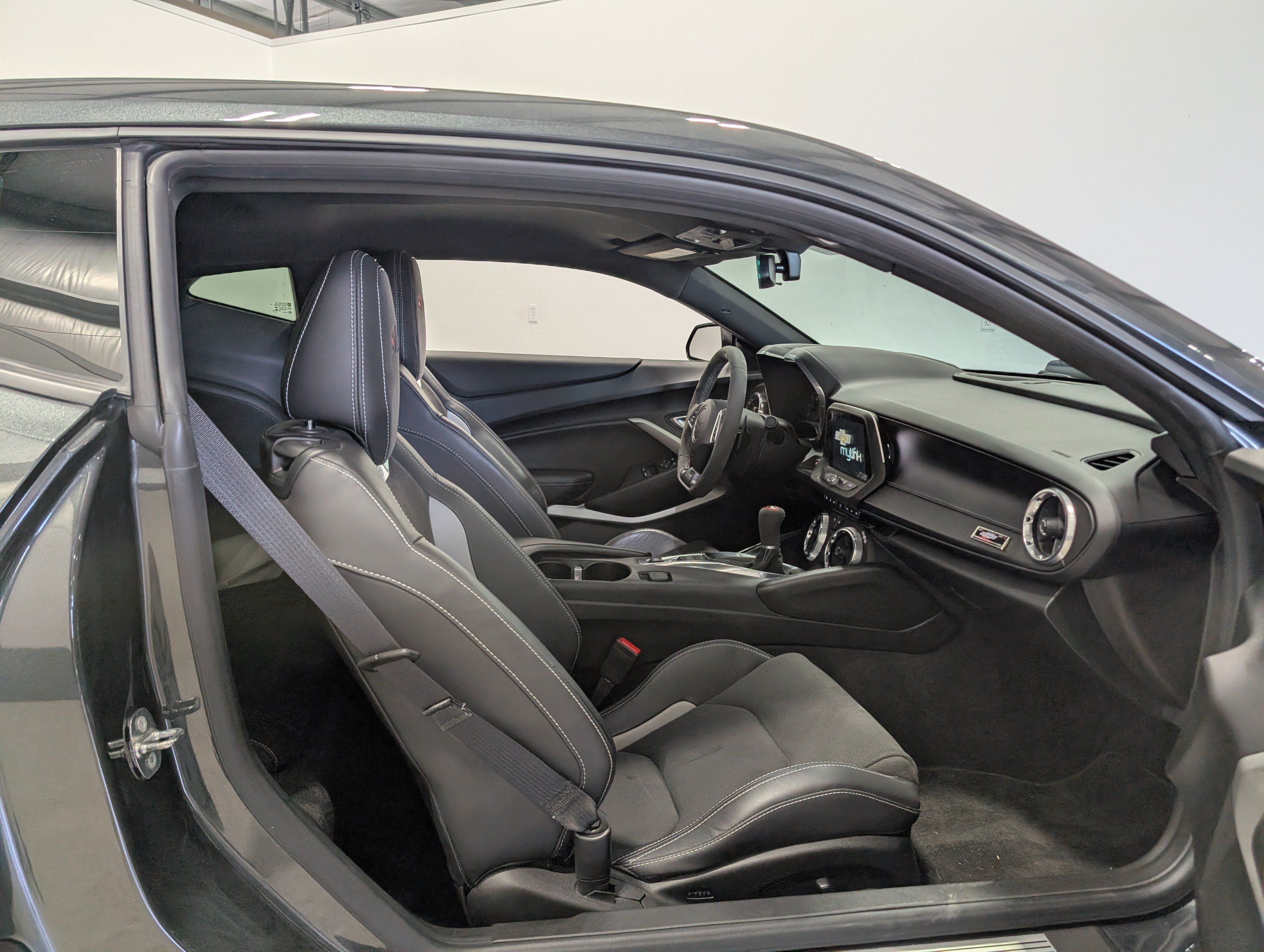 Used 2018 Chevrolet Camaro SS RWD image 17