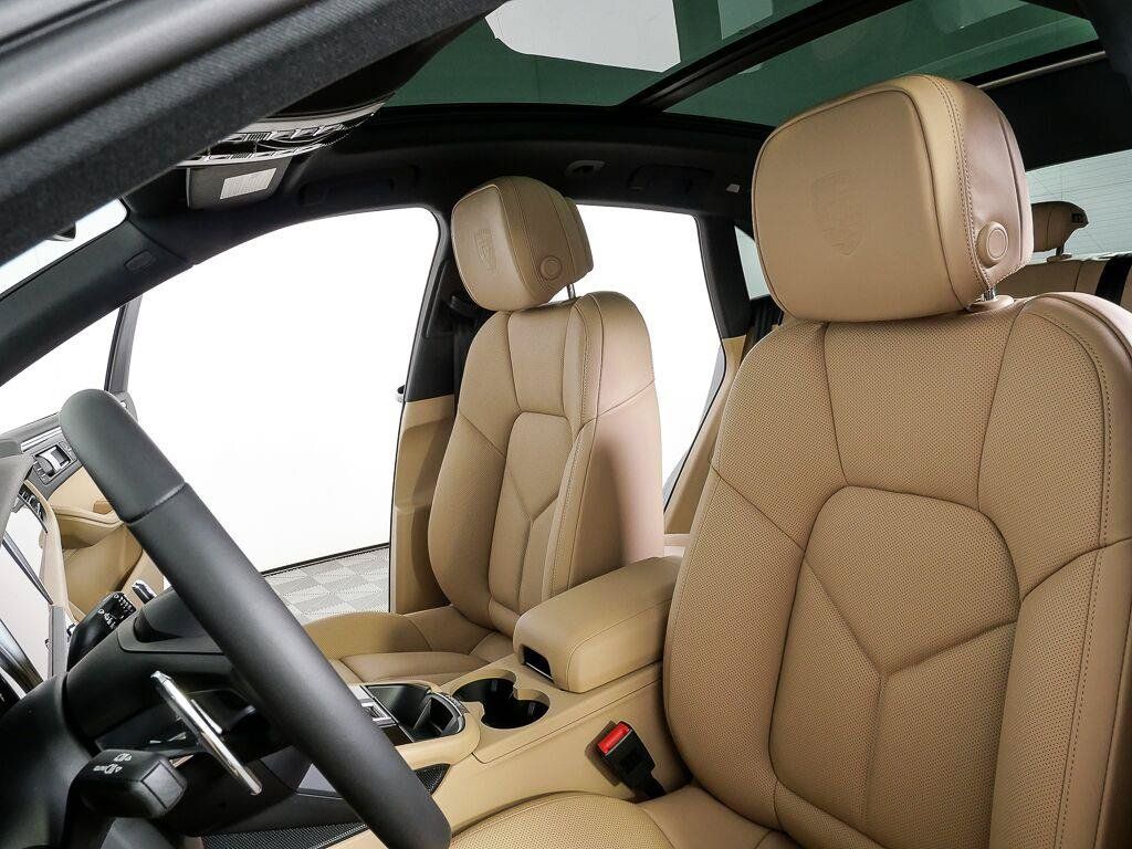 Certified 2026 Porsche Macan AWD/4WD image 5