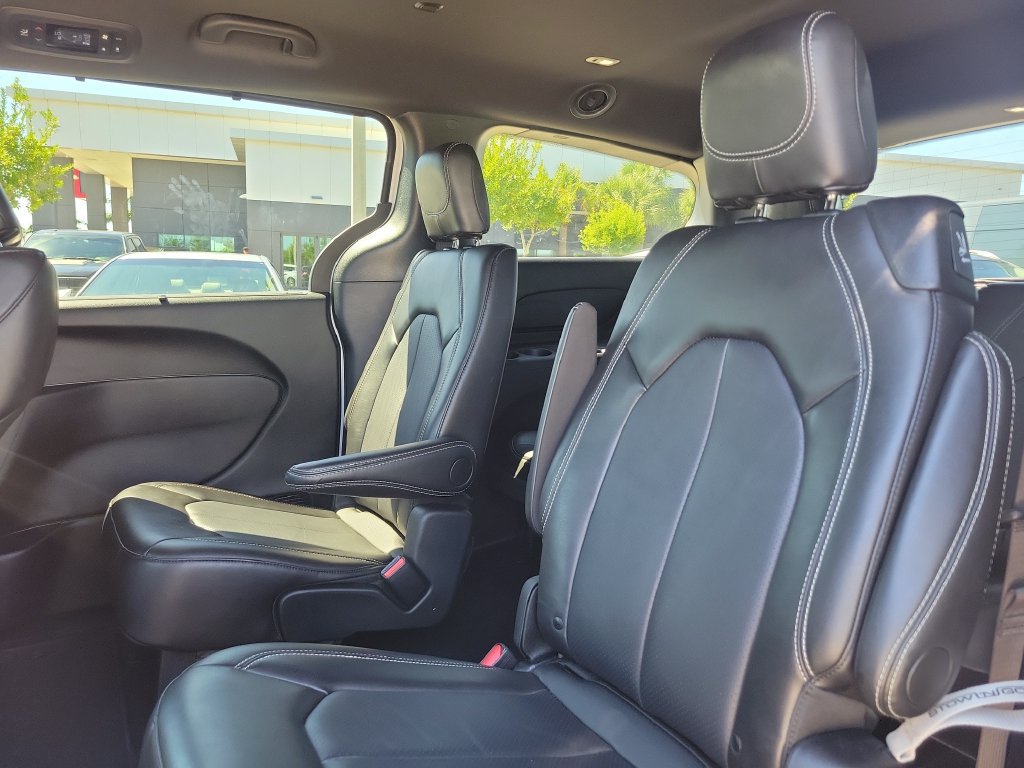 Used 2025 Chrysler Pacifica Select FWD image 12