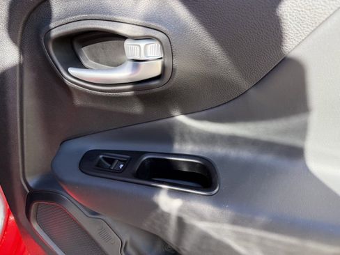 Used 2023 Jeep Renegade Latitude w/ Premium Group image 36