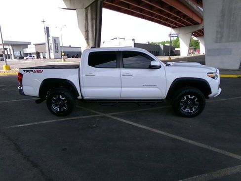Used 2017 Toyota Tacoma TRD Off-Road w/ Tow Package (A/T) AWD/4WD image 5