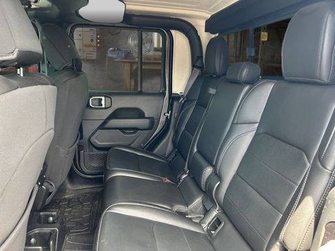 Used 2021 Jeep Gladiator Overland AWD/4WD image 14