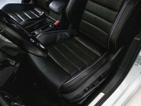 Used 2019 Volkswagen Golf R 4-Door image 25