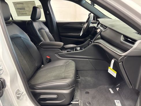 New 2025 Jeep Grand Cherokee L Altitude image 11