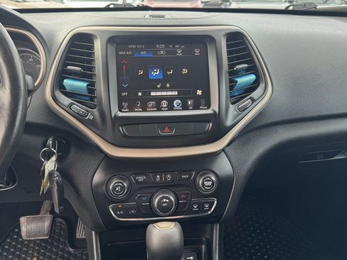 Used 2015 Jeep Cherokee Latitude w/ Cold Weather Group AWD/4WD image 19