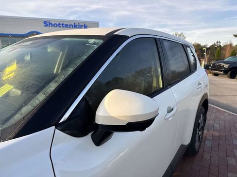 Used 2021 Nissan Rogue SV image 5