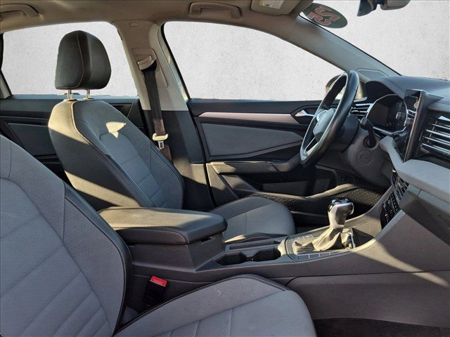 Used 2025 Volkswagen Jetta SE FWD image 21