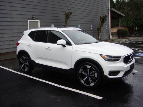 Used 2020 Volvo XC40 T5 Momentum w/ Protection Package Premier image 5
