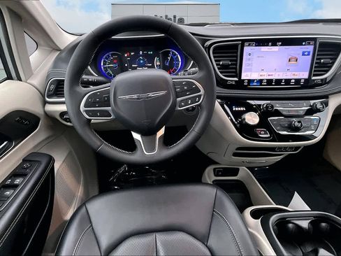 Used 2024 Chrysler Pacifica Select image 15