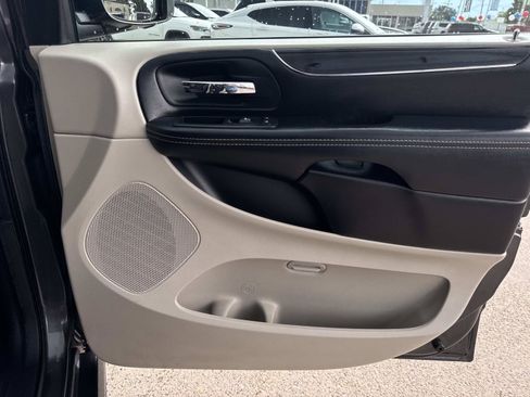 Used 2019 Dodge Grand Caravan SXT FWD image 15