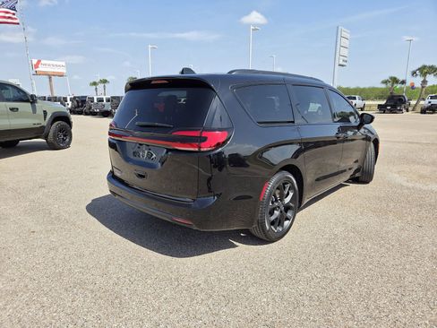 New 2026 Chrysler Pacifica Select FWD image 7