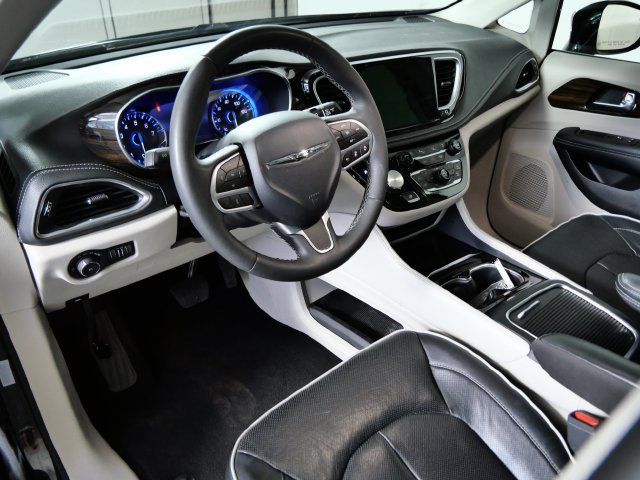 Used 2023 Chrysler Pacifica Limited FWD image 3