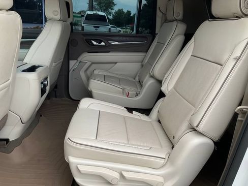 Used 2022 GMC Yukon XL Denali AWD/4WD image 18