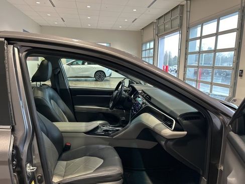 Used 2018 Toyota Camry XLE image 18