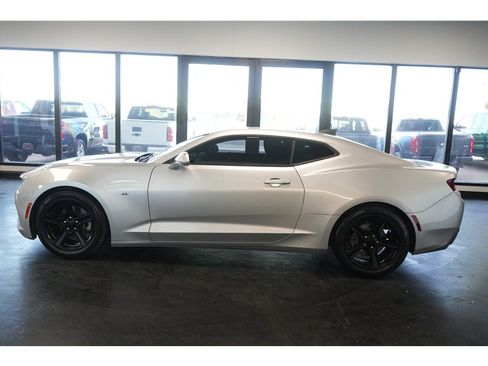 Used 2018 Chevrolet Camaro LT RWD image 4