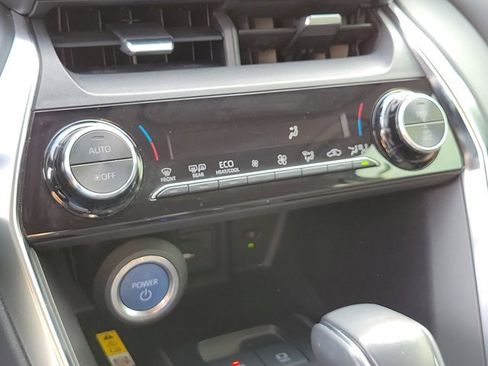 Used 2021 Toyota Venza LE image 29