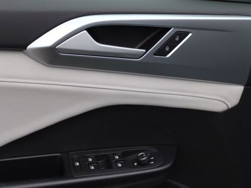 New 2026 Volkswagen Taos SE image 12