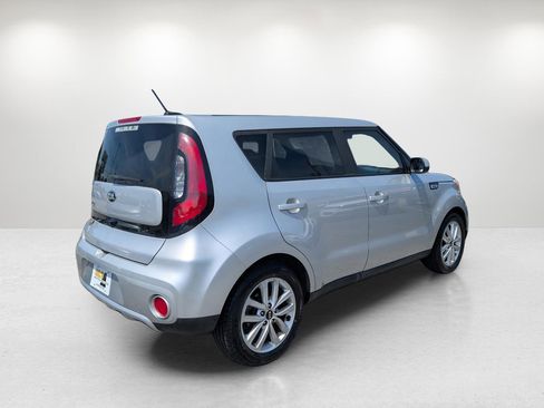 Used 2017 Kia Soul + image 5
