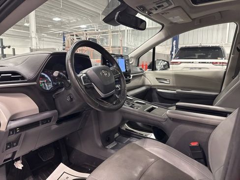 Used 2024 Toyota Sienna Limited image 27